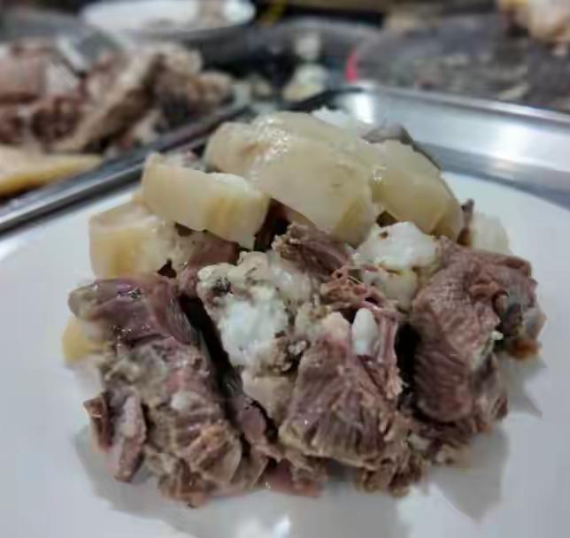 上海人吃伏羊真的太拼了，居然有人凌晨三四点就出门去吃。伏羊这习俗在上海虽不算传统