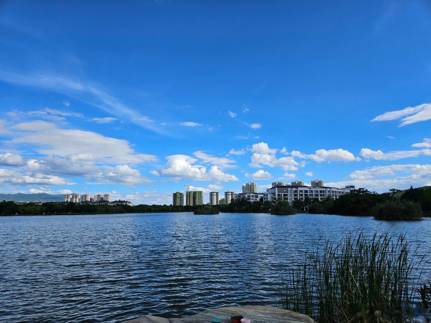福地弥勒，天气绝了！这样的地方，加上美食和温泉，简直就是度假胜地！云南弥勒欢迎你