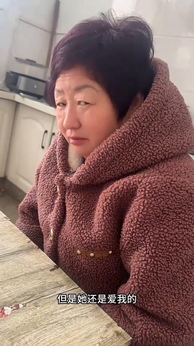 今天不吃面条子，吃小鸡。我妈虽然天天揍我，但是她还是爱我的，给我做小鸡吃。有爱但