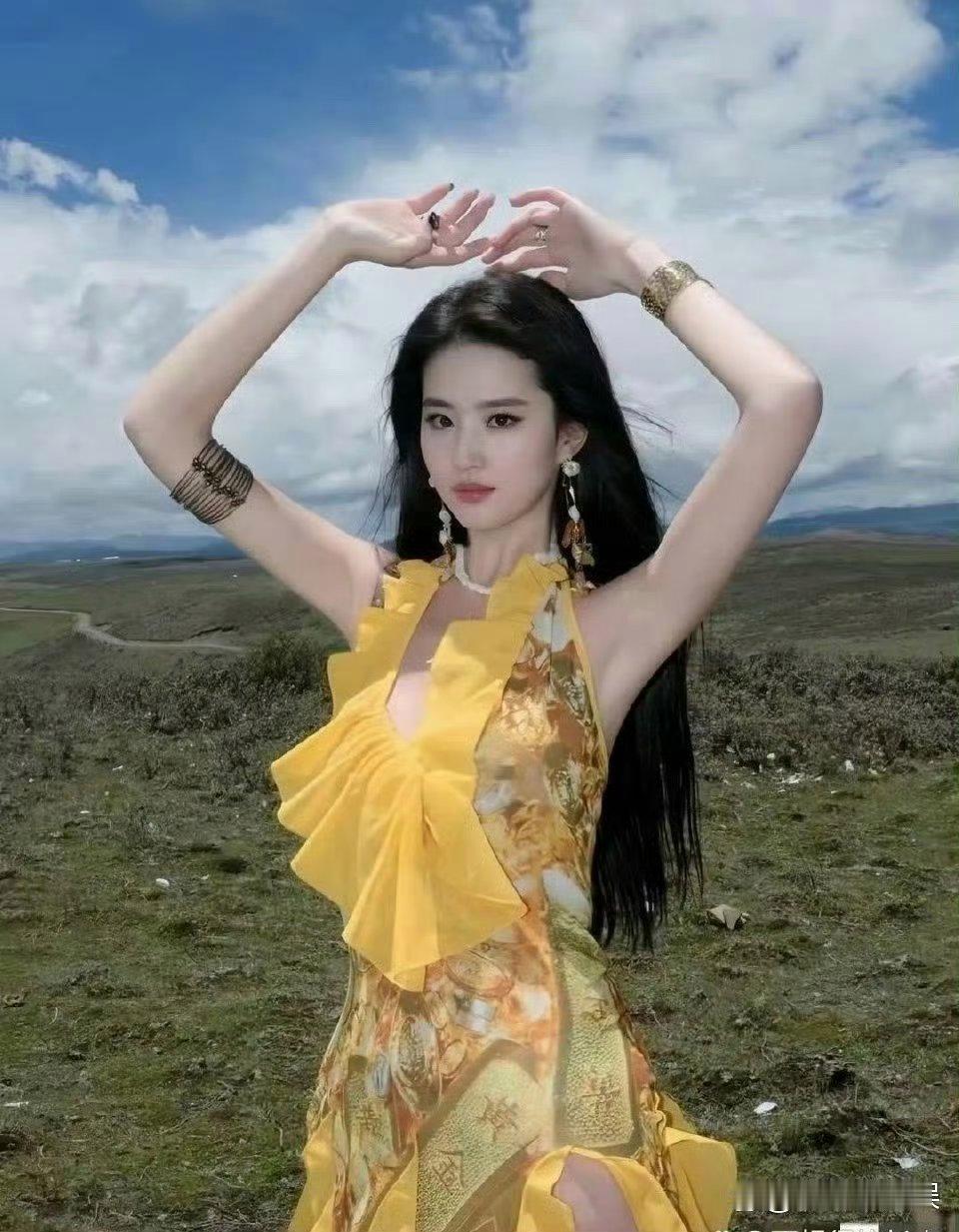 这张照片是刘亦菲什么时候拍的，好美。
身穿一件亮黄色挂脖礼服，披肩长发、身材纤细
