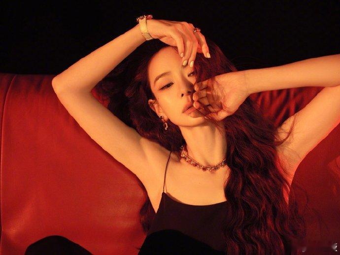 谁把戚薇搬我姥炕上了戚薇好酷，而且身材和这个造型的适配度也是非常的高，有这样的好