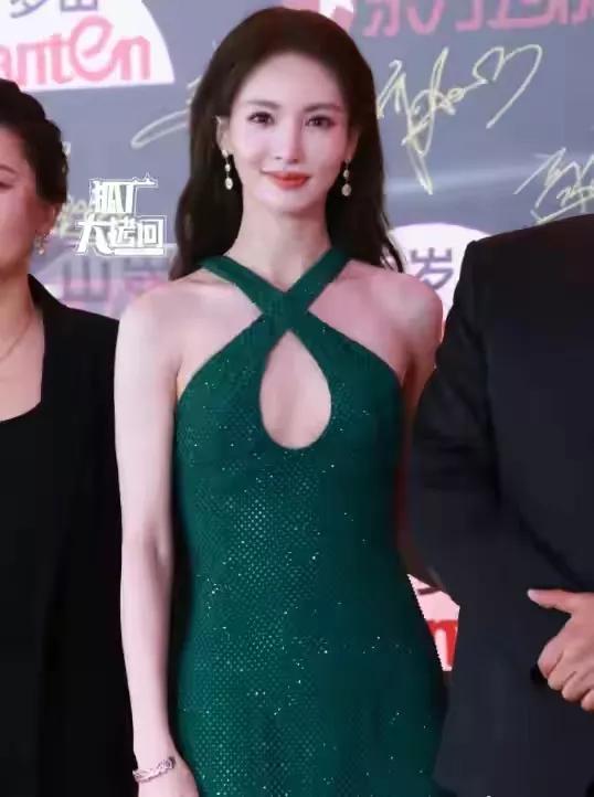 品质盛典，女星穿衣风格的共同特征:都是真空上阵。
不同的是:有人平平无奇，有人喷