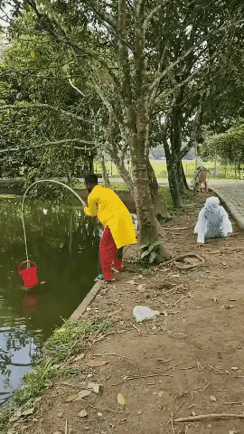 大叔被吓的样子很滑稽