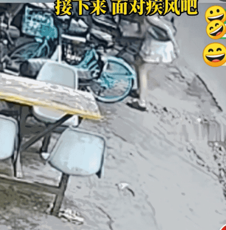 这种人就是欠收拾，教教她怎么做人[捂脸]