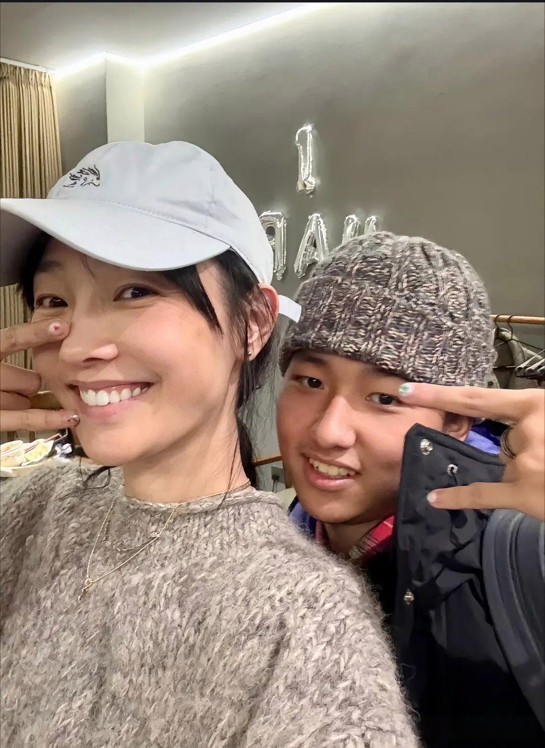 孩子确实像爸爸，当初白百何是怎么看上陈的呢 