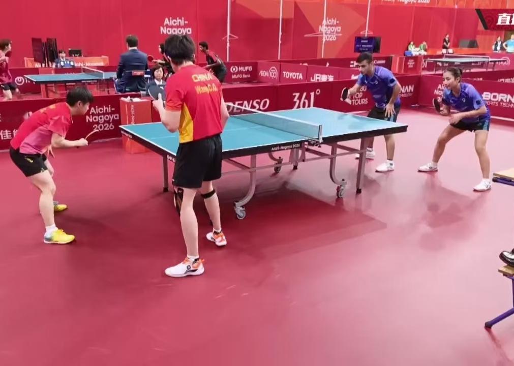 恭喜莎头3-0赢下开门红，场外教练是肖指导，两小只穿的是同款红色队服。
莎头第一