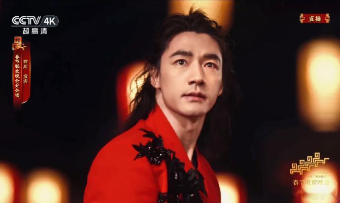 此沙央视春晚怼脸镜头 马蹄声起，少年登场！此沙在春晚的表现太惊艳，怼脸镜头下的每