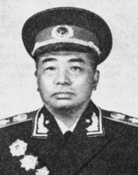 1950年，一个穿着破烂的妇女，带着女儿到北京饭店，怯生生不敢说话，小女孩的一句