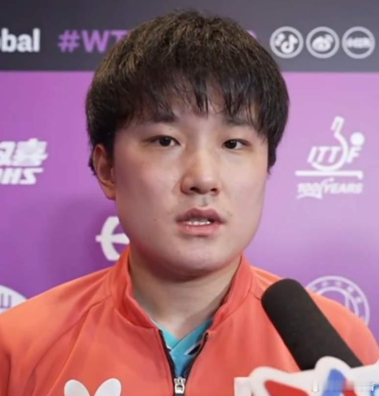 记者在张本智和以3:0的比分零封林德之后对其进行采访, 他的情商实在是太低, 简