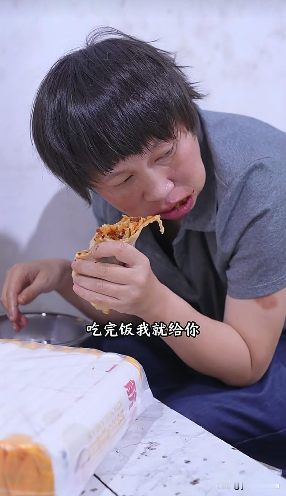 妙妙站在边上哭，也影响不了梦秋专心干饭，吃的那个香呀