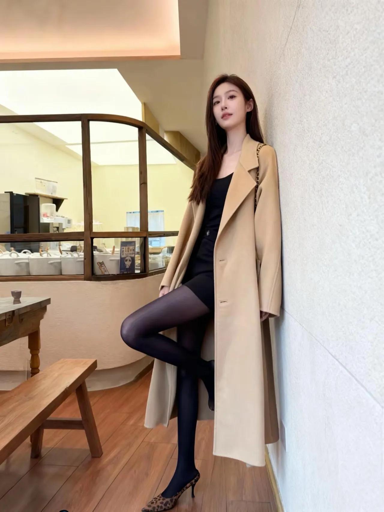 优雅穿搭指南：米色大衣+黑色连衣裙，时尚又保暖！气质穿搭怎么穿才恰到好处?