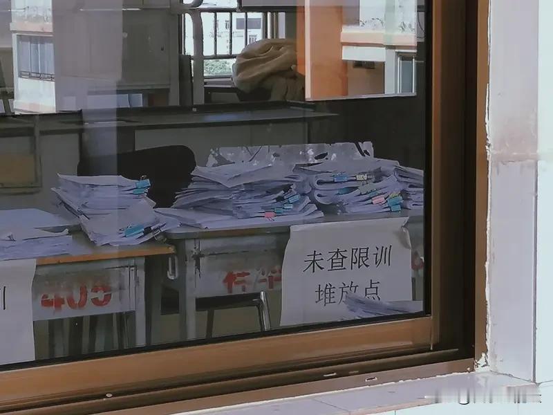 取消统考后家长担忧高考变开盲盒
 
多地取消高一高二统考，家长们彻底坐不住了！以