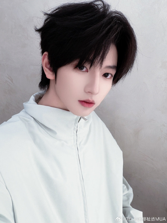 穆祉丞清冷感自拍 那种美会让维纳斯诞生