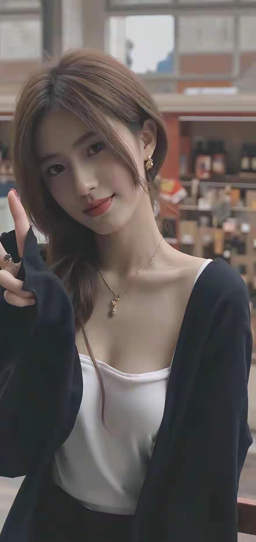 在超市货架前转身的瞬间，我以为自己闯进了偶像剧里。
 
她穿着简单的白吊带和黑开