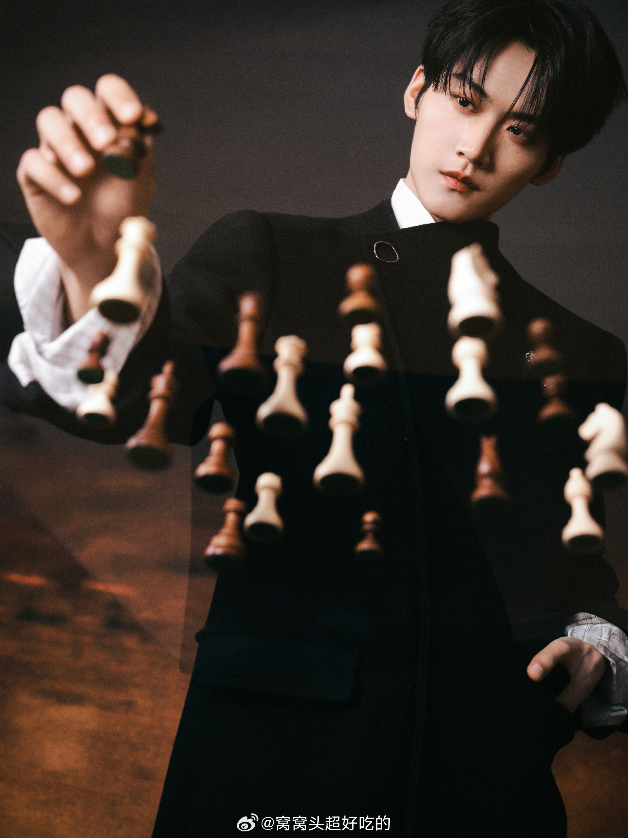 周柯宇 微博之夜出图手执玫瑰的小王子，红气养人越看越帅。 