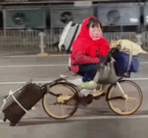 诗卓卓 行李箱塞得满满当当，装着远方的牵挂与一年的思念。一件年货，一句问候，都是