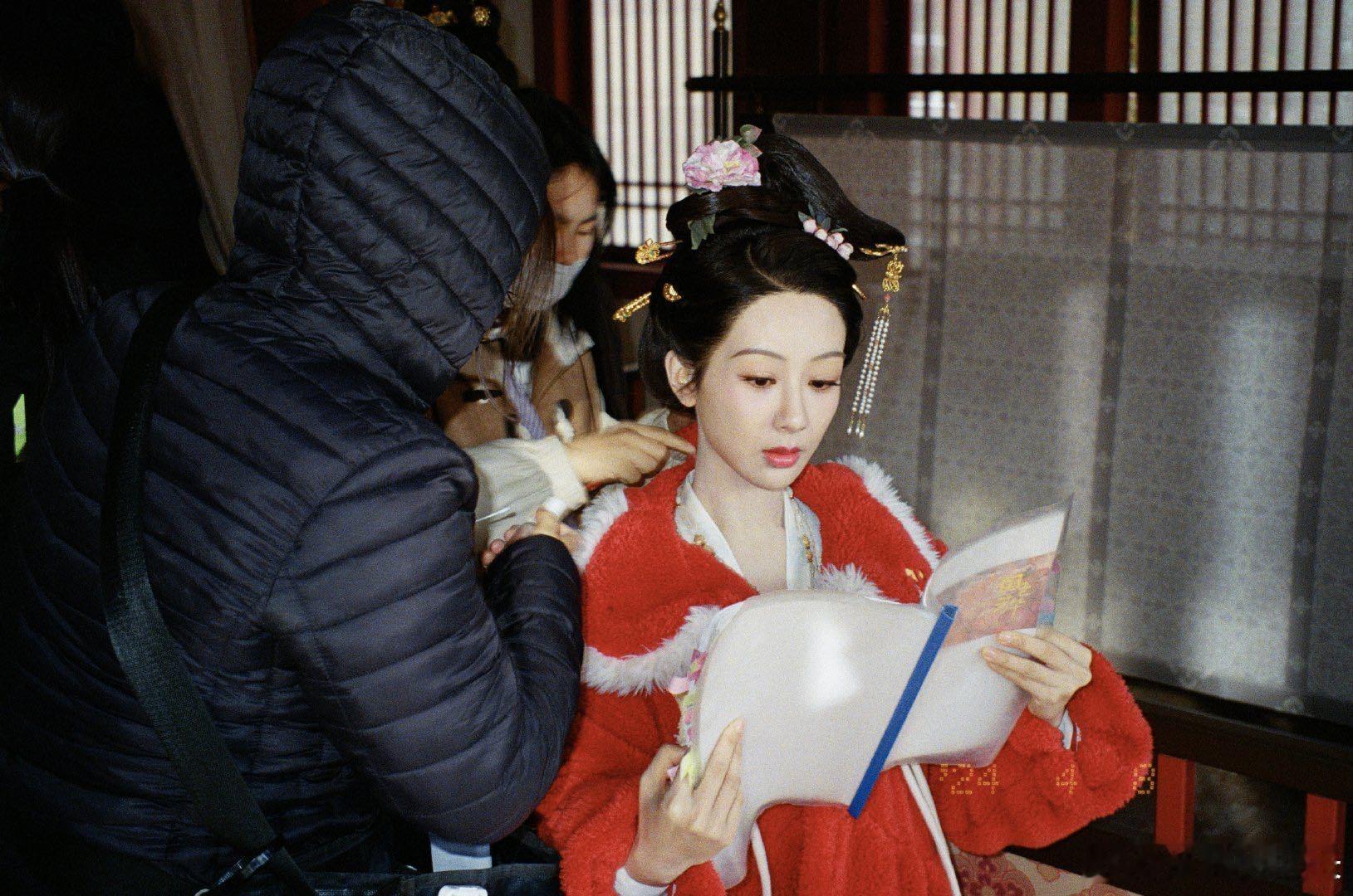李现拍的国色芳华现场  李现拍的杨紫何惟芳 来自的《国色芳华》现场胶片随拍📷剧