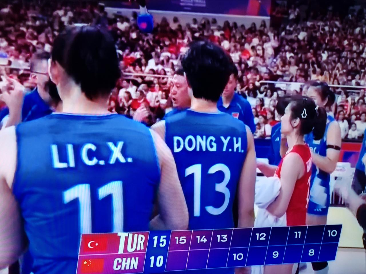 6月22号世界女排联赛土耳其站的比赛，中国女排对阵土耳其女排，第一局中国女排21