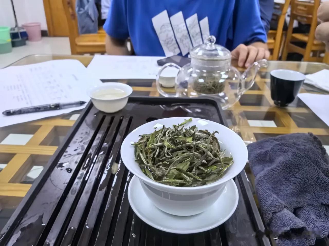 来壶茶可好
不知从什么时候开始，
喜欢上了喝茶，
只是喝而已，
不会品，
只是解