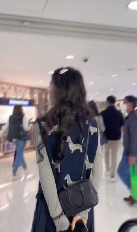 田曦薇没有刘海也超漂亮，
真的越素越美啊，小田这素颜太好看了吧～
每天是不是被自