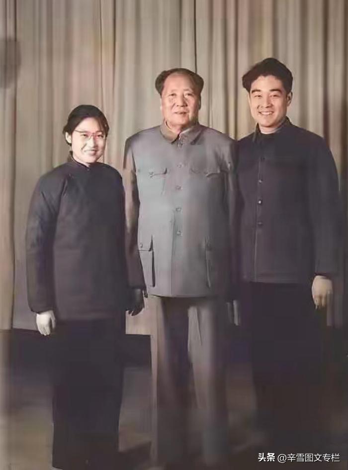 这是毛主席和他的大女儿:李敏。
女婿:孔令华。
三个人一起在中南海的一张合影老照
