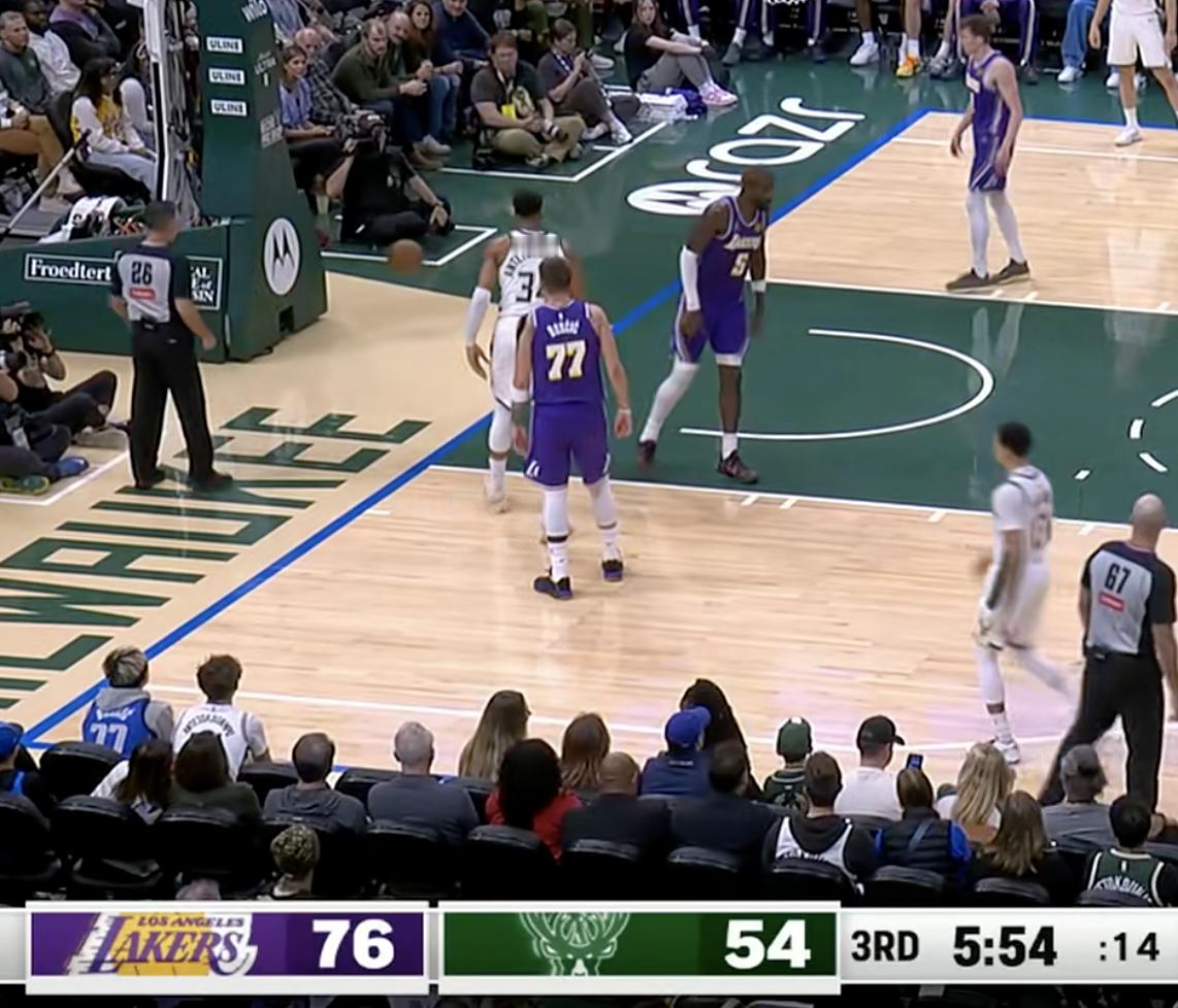 雄鹿暂停！湖人76-54领先22分 