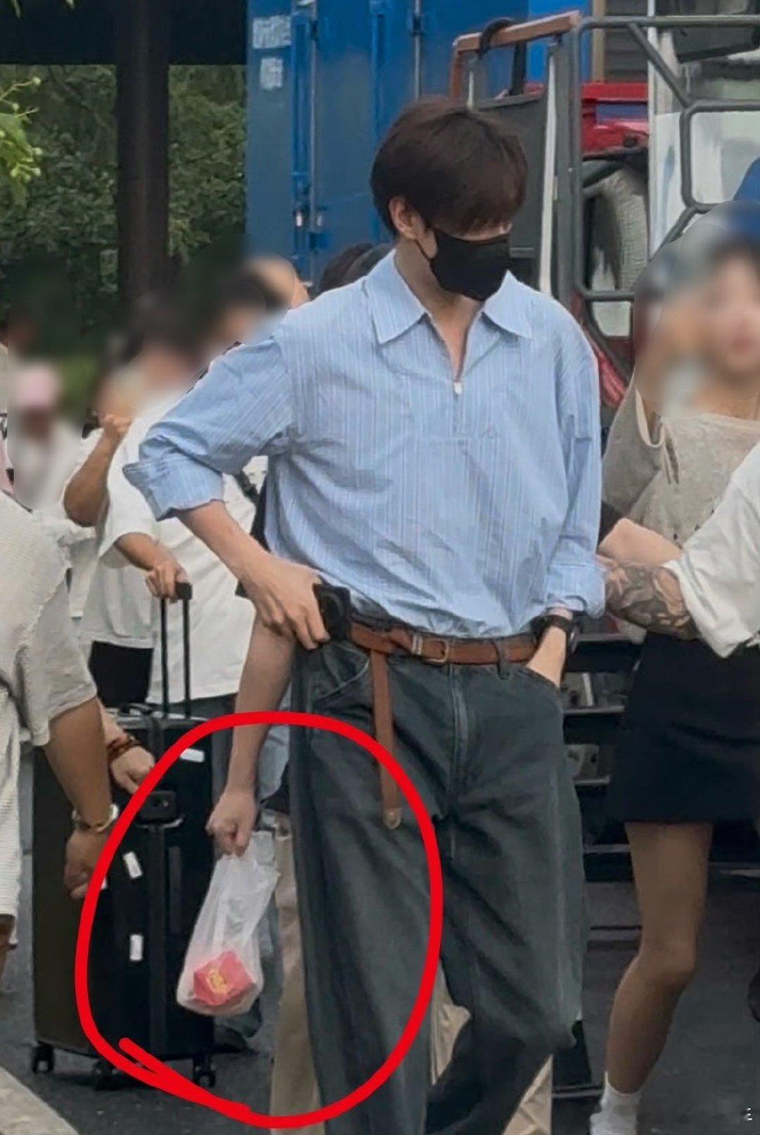 胡一天给田曦薇带了草莓牛奶胡一天不仅去探班田曦薇，还带了韩国买的草莓牛奶🍓！胡