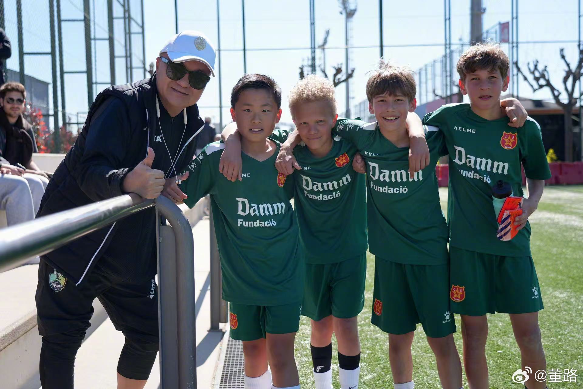 现场围观达姆客场对巴萨，中国足球小将 小金表现不错，和队友一起3:1全取3分！ 