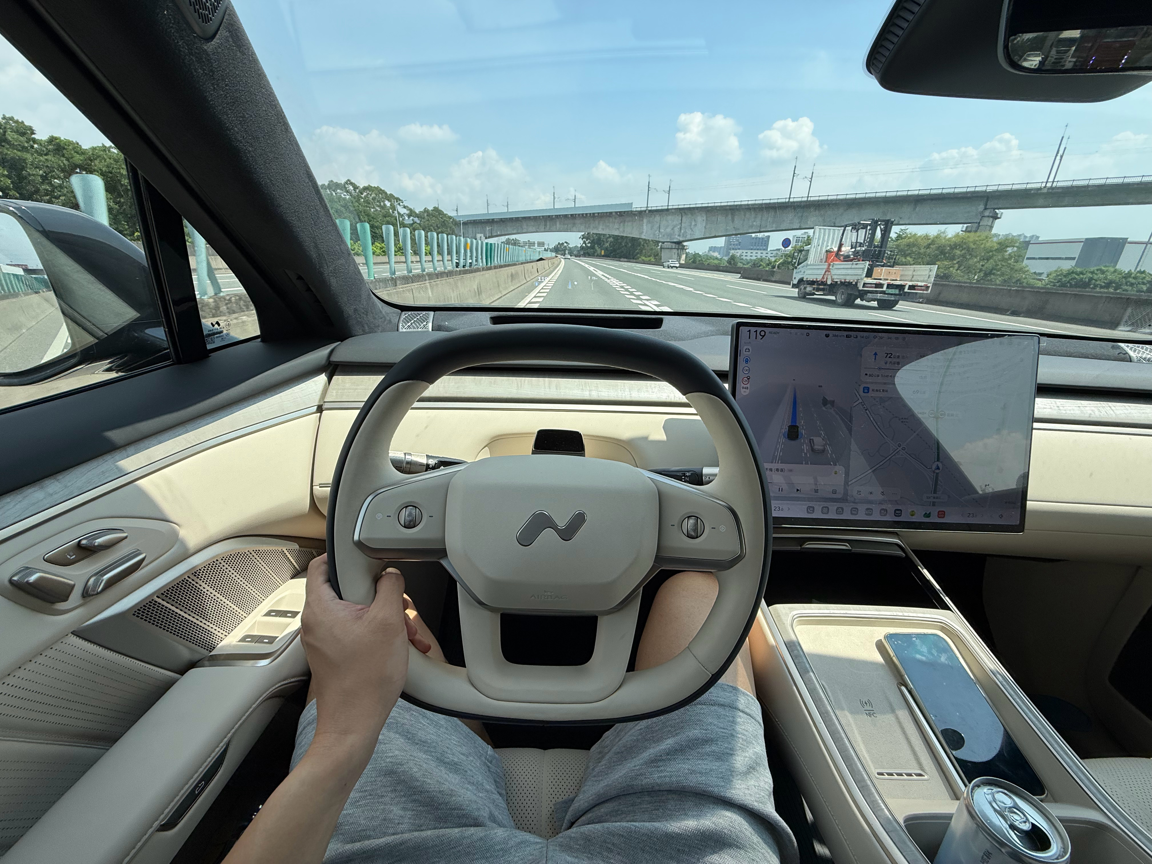 闪现个深圳，我手里的车，试驾体验最好的是乐道，那必须开 L80 了。 ​​​