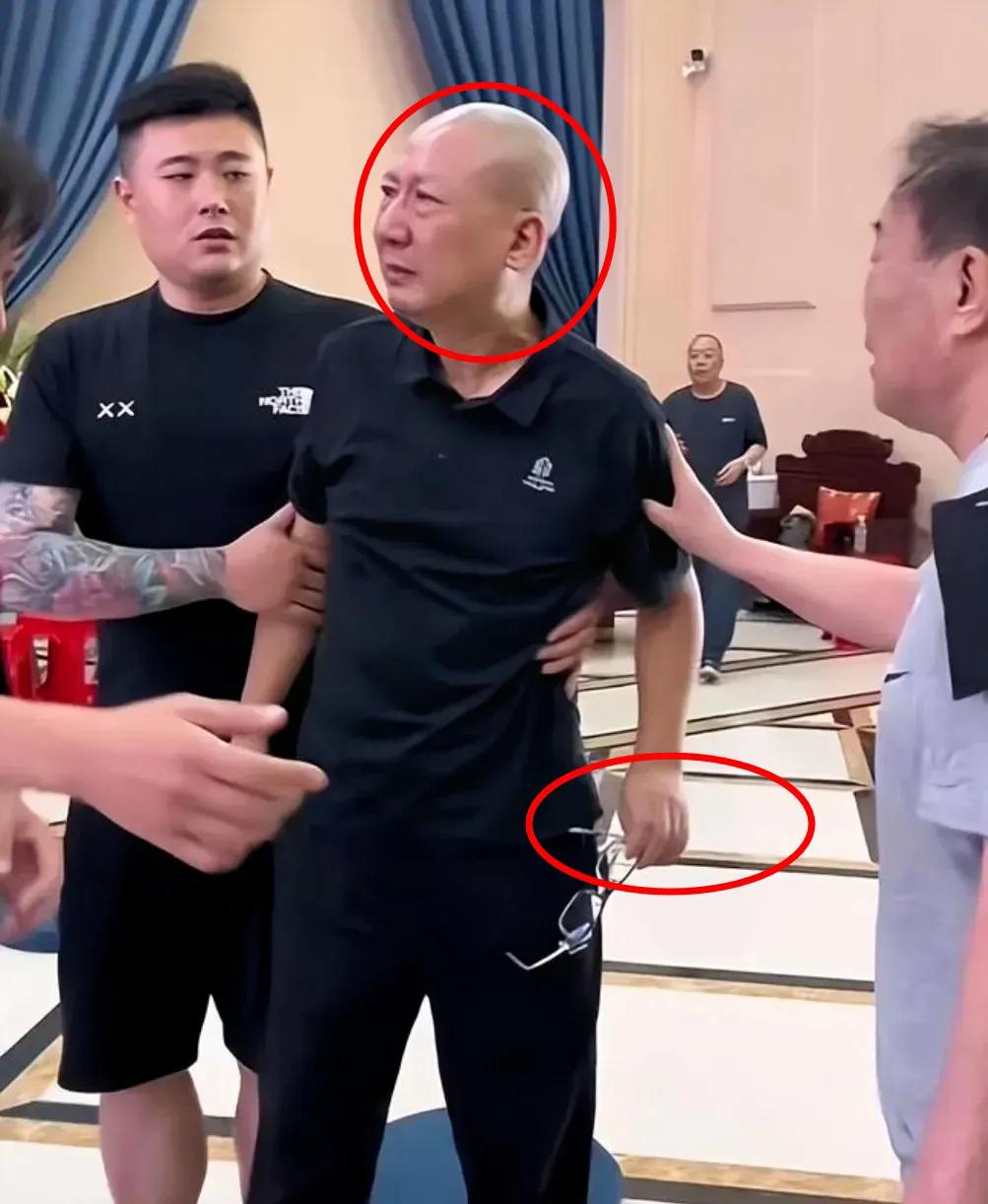 老汪在老杨的葬礼上喊着“受累一辈子，苦了一辈子，老头一路走好”，乍一听，好像是