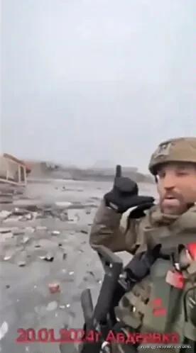 出来混，迟早要还。俄军士兵帕维尔·马索夫在1月20日拍完占领阿夫迪夫卡视频（图1