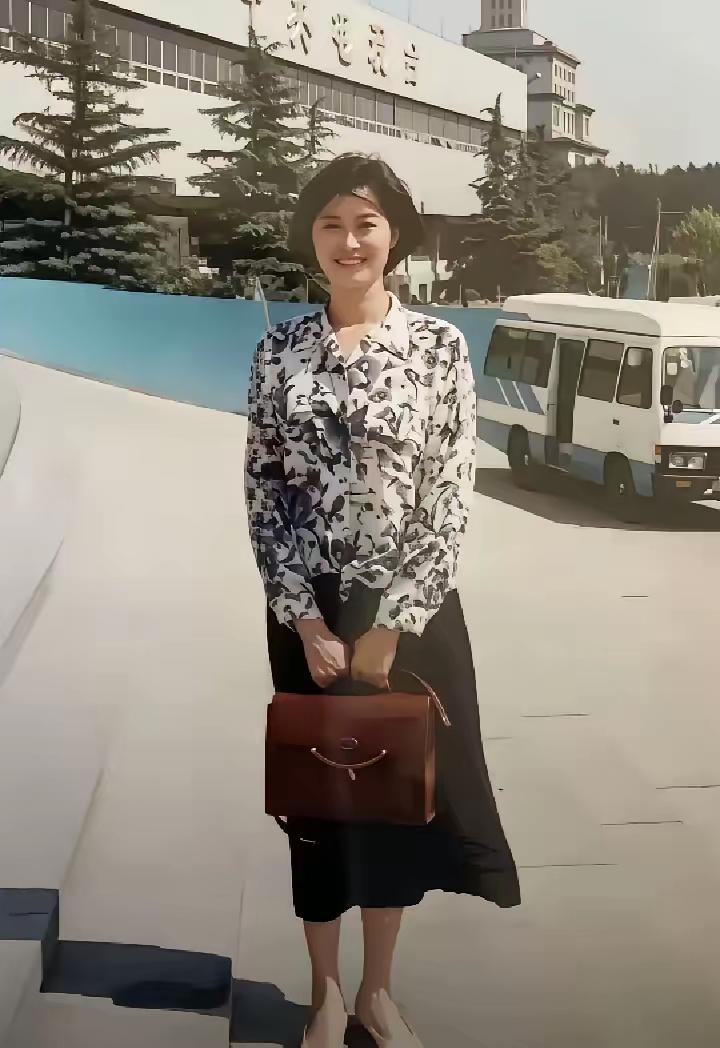 这位女士在户外微笑着。39岁那时候真年轻啊？可亲可敬可爱的人，怀念她[玫瑰]气质