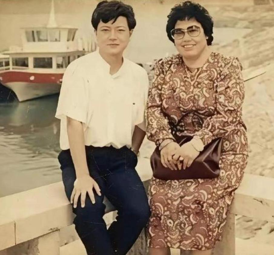 1959年，18岁陈丽华与北京电信系统某高管结婚，生了1子2女后，俩人和平分手，