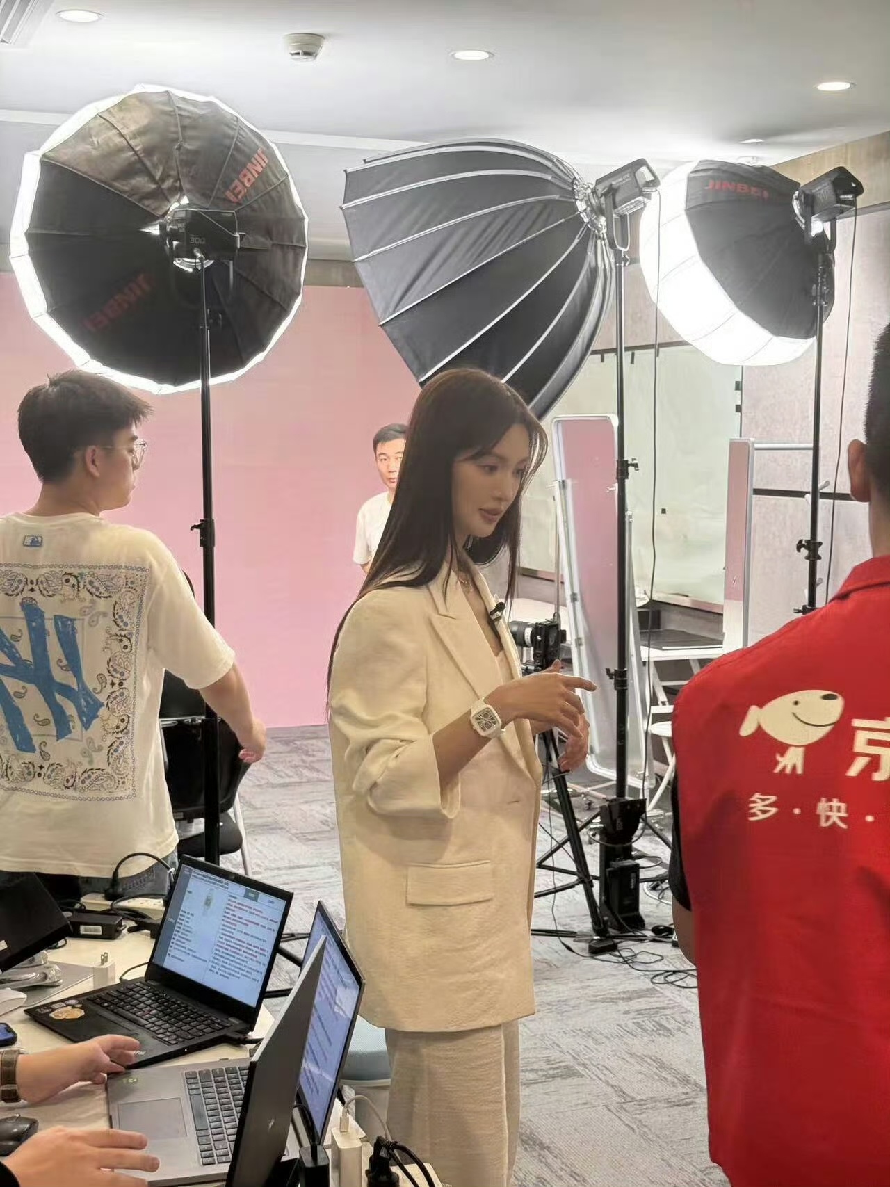#金晨一顿几个林志玲# 金晨模仿林志玲的”夹子音“ 未免有点太像了吧！[哇][哇
