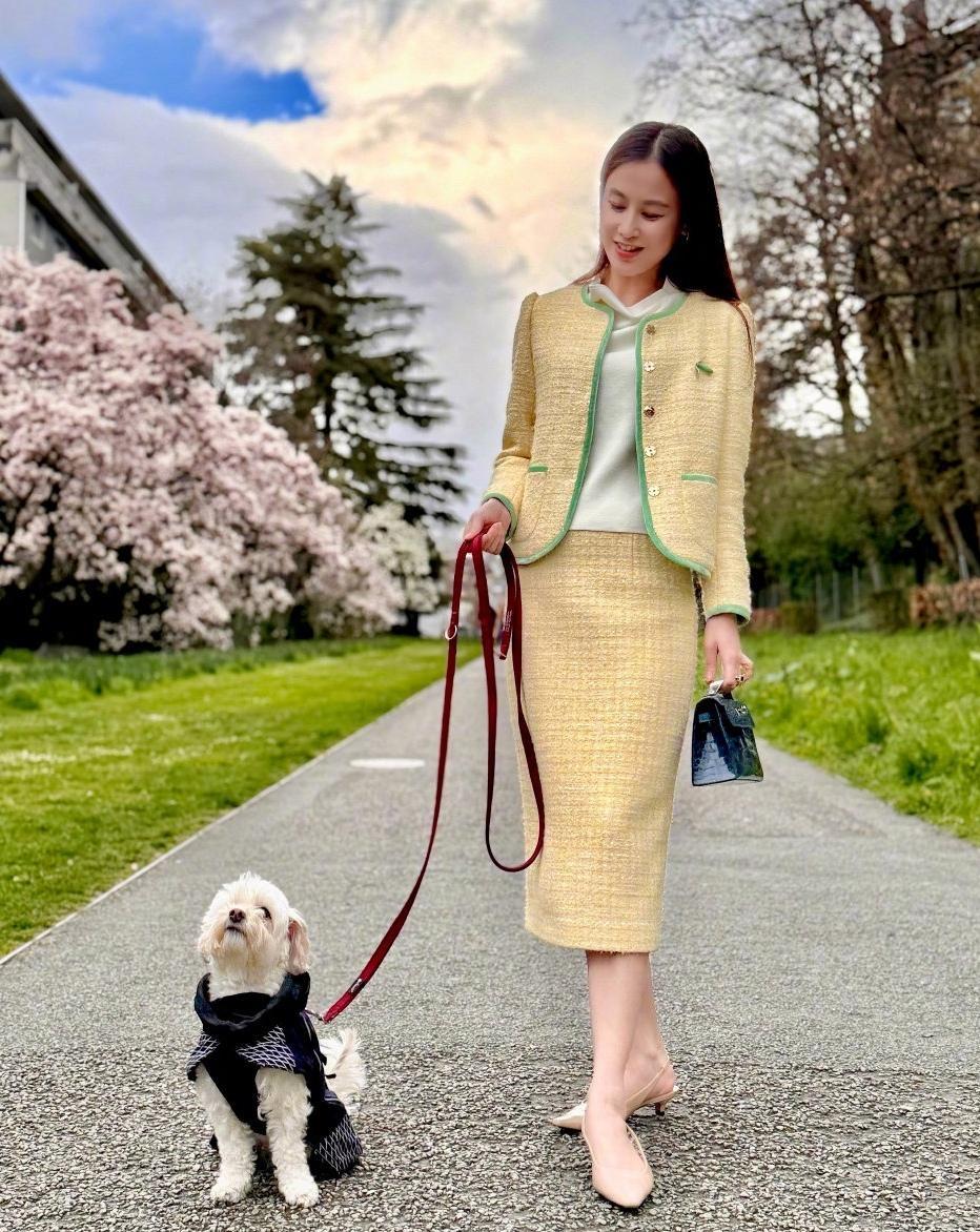 黄圣依瑞士游学穿搭优雅知性，小香风套装尽显中年女性魅力，温暖毛衣与惊艳红外套各有