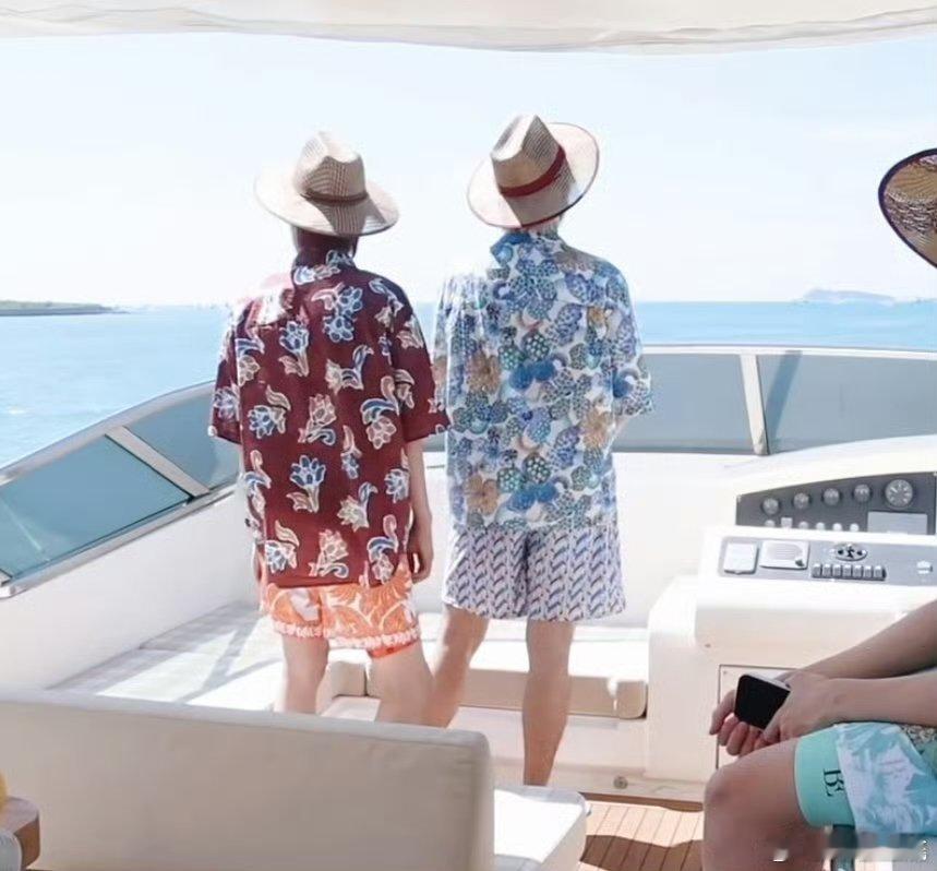 在团综的温馨时光里，张极掀开张泽禹被子的那一刻，宛如清晨第一缕阳光，轻轻洒落在心