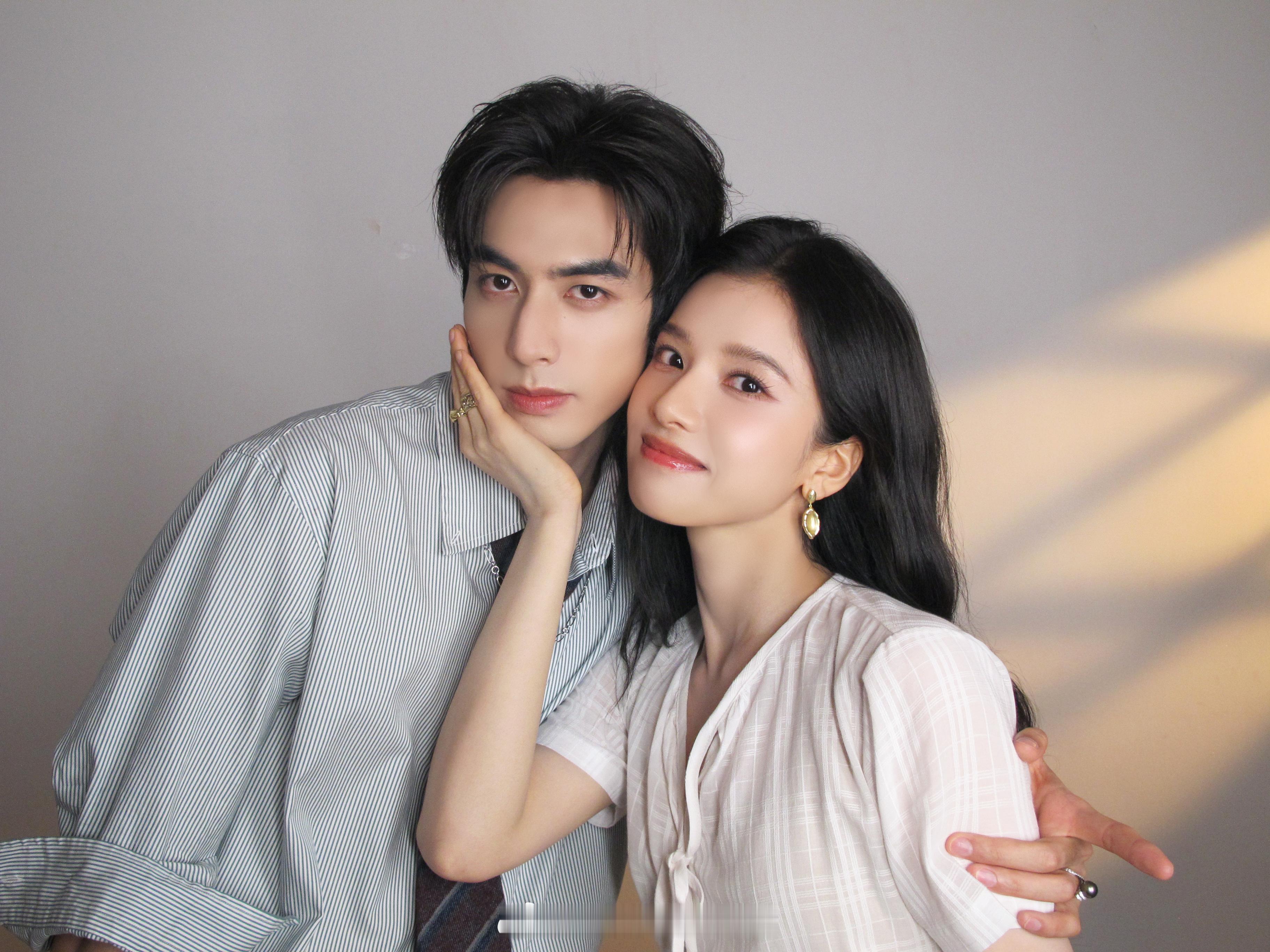 宋威龙张婧仪捧对方的脸合照 OMG，怎么这么搭啊！！！ 