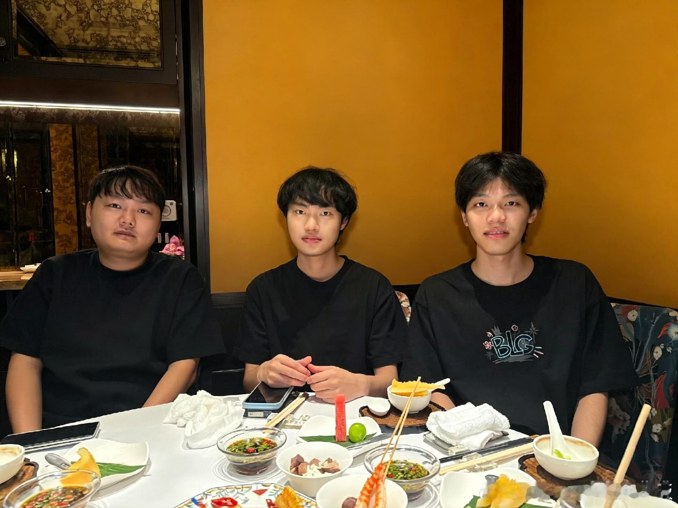 Knight牙膏On聚餐一张夜宵聚餐合照流出，Knight、Yagao牙膏还有O