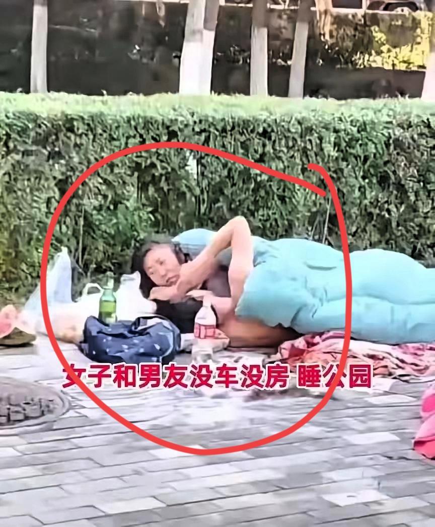 脸都不要了！重庆南滨公园这幕真让人五味杂陈！大清早花坛边一对年轻人打地铺，身上没