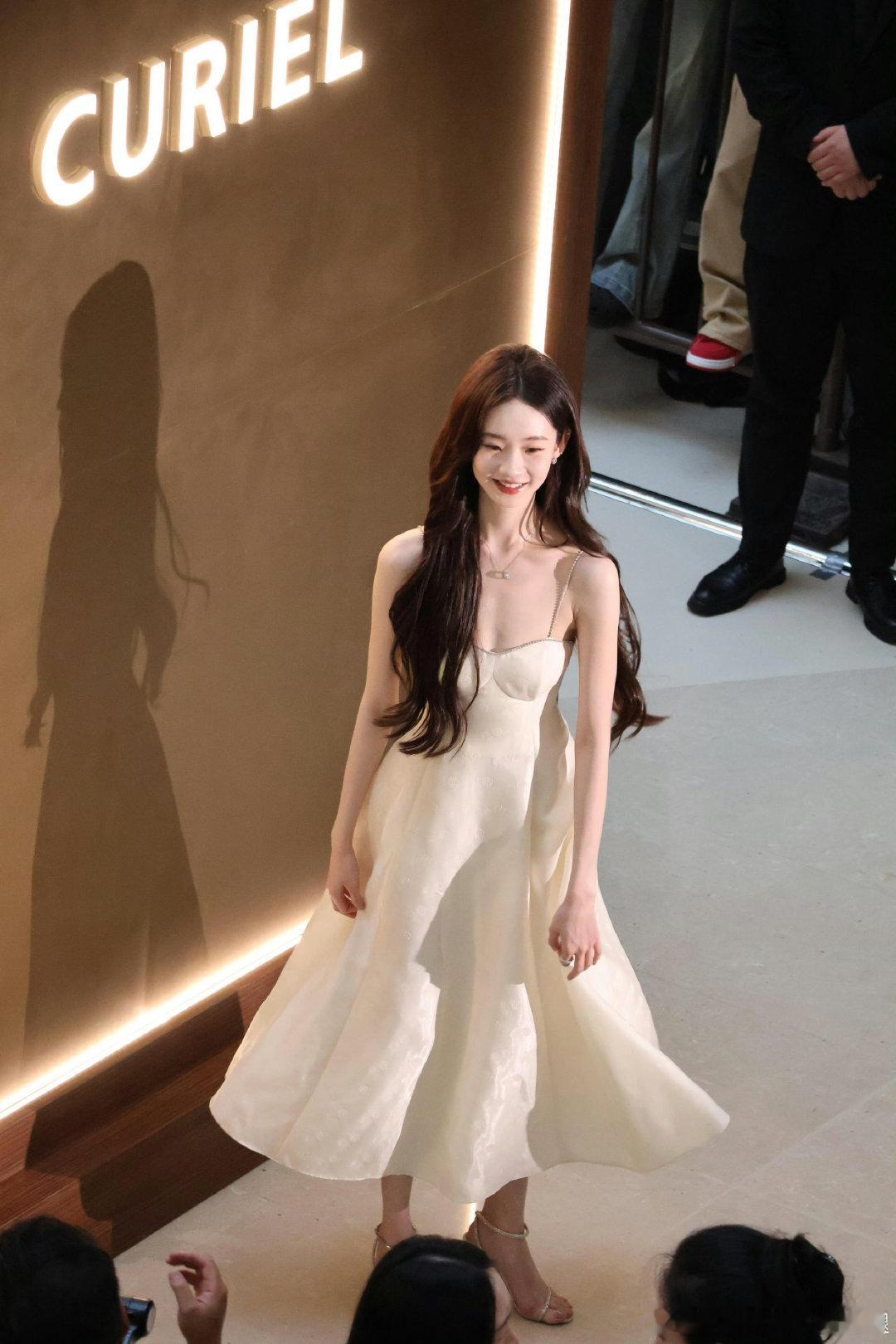 张艺凡张艺凡女明星营业模式一秒切换张艺凡女明星光鲜亮丽的背后 张艺凡女明星光鲜亮