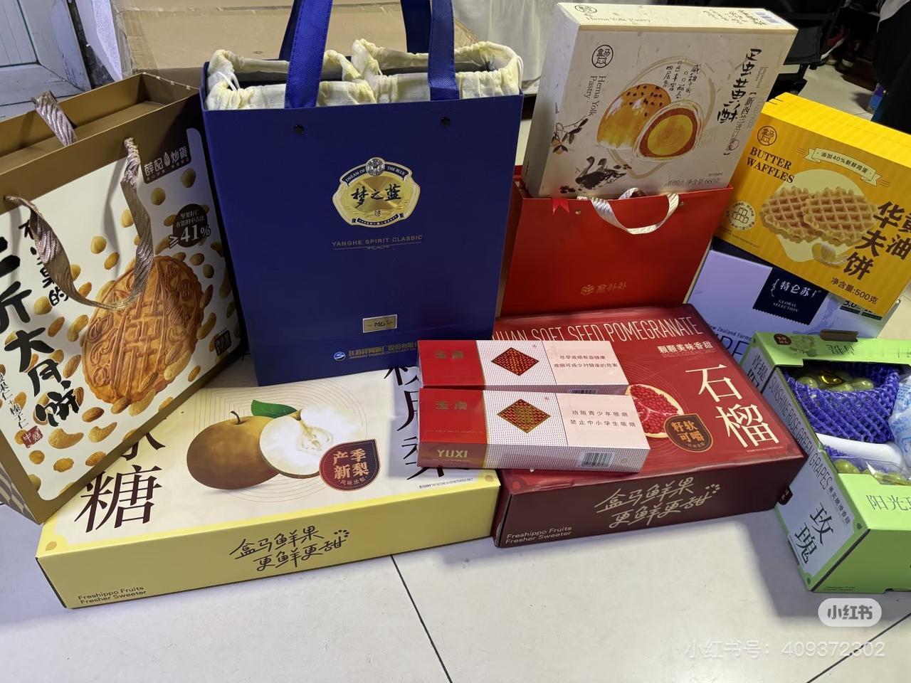 求求朋友们帮个忙我实在没办法了
这是前两天女儿的对象送来的礼，她说要退回去
他们