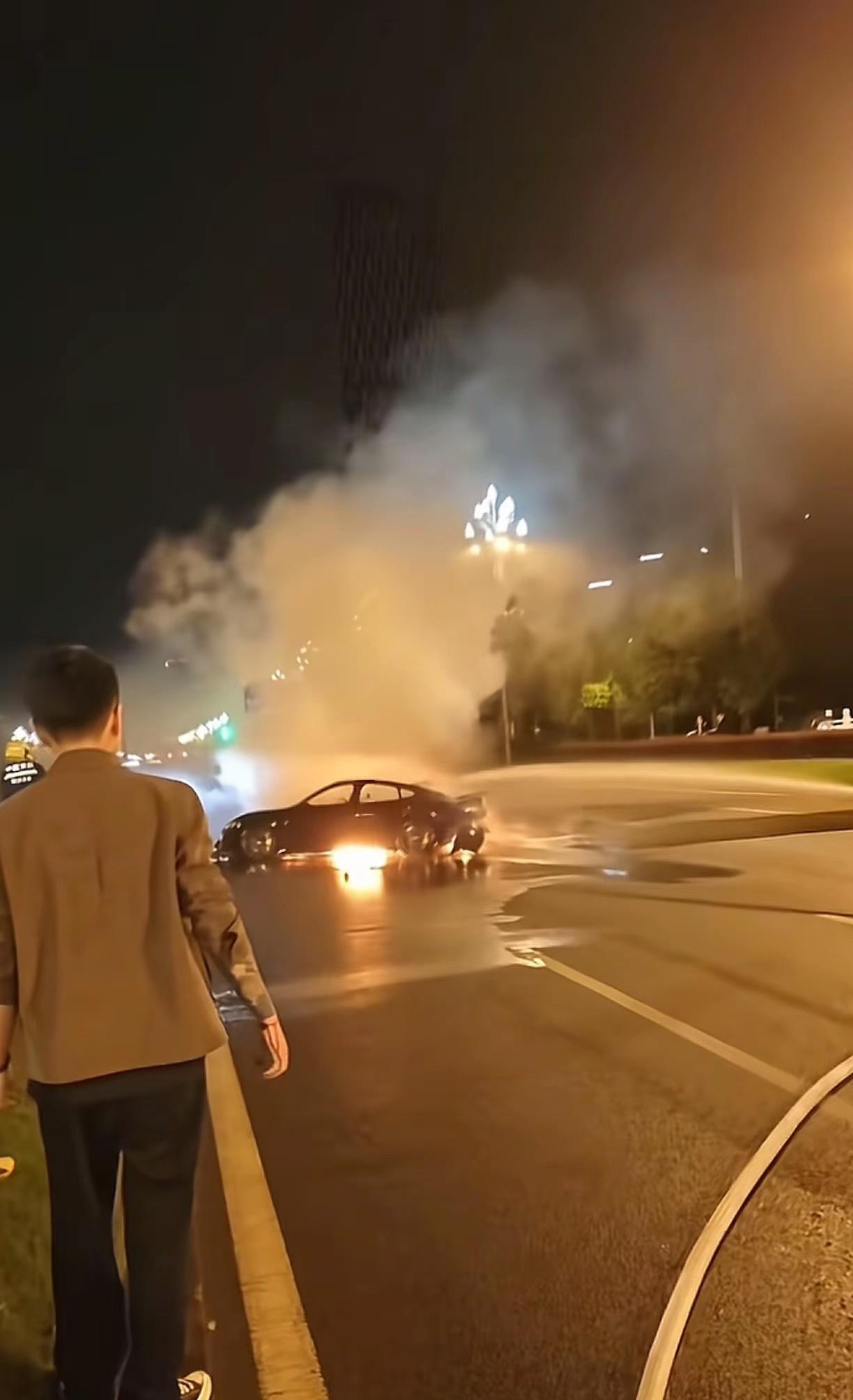 给英雄点赞👍鲜血直流救援。
10月13号发生在成都天府大道的某新能源汽车追尾事