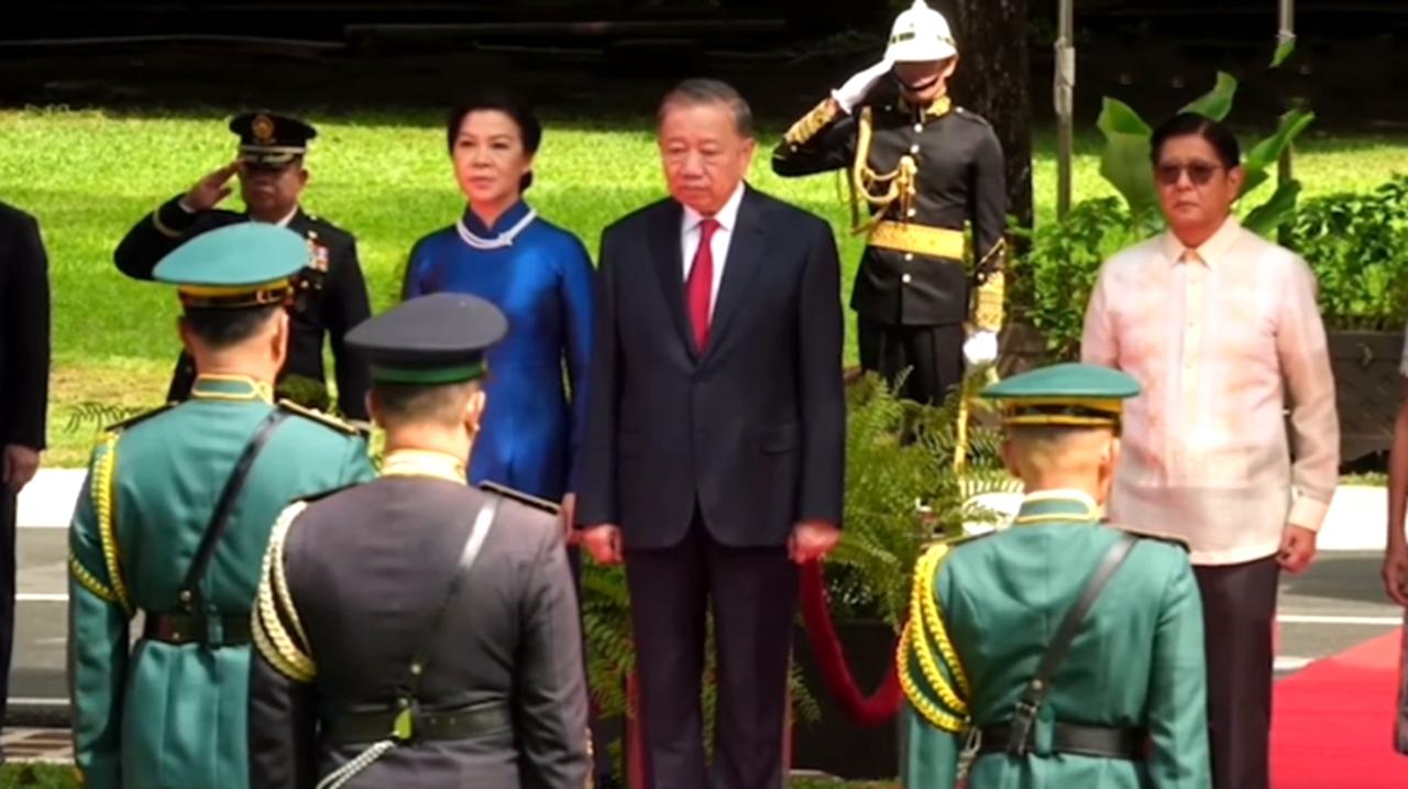 小马科斯为苏林夫妇举行仪式！

5月31日的当天，苏林携带夫人吴芳璃抵达菲律宾访