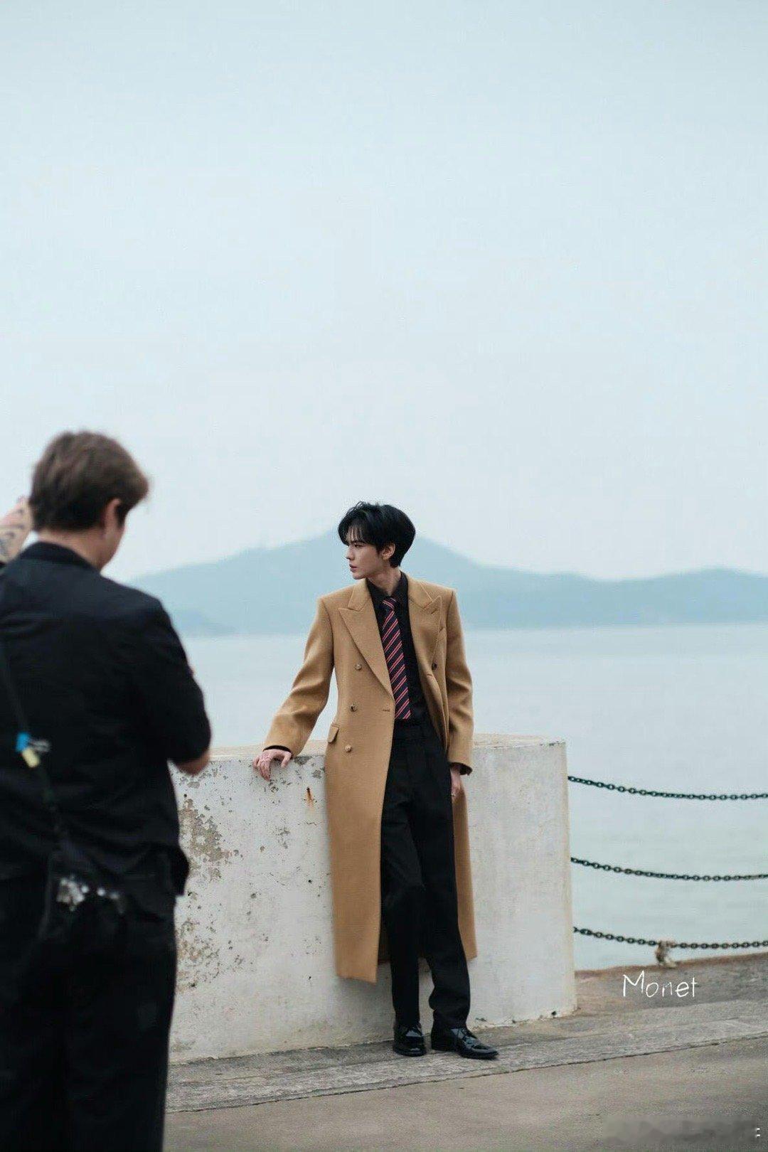 毕雯珺穿大衣的含金量 这才是大衣穿搭天花板！挺拔身形把廓形大衣撑出高级质感，自带