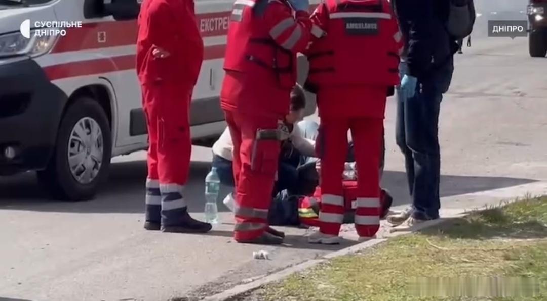 俄罗斯用弹道导弹袭击了乌克兰路边的平民致5人死亡。25人受伤，10人重伤。 