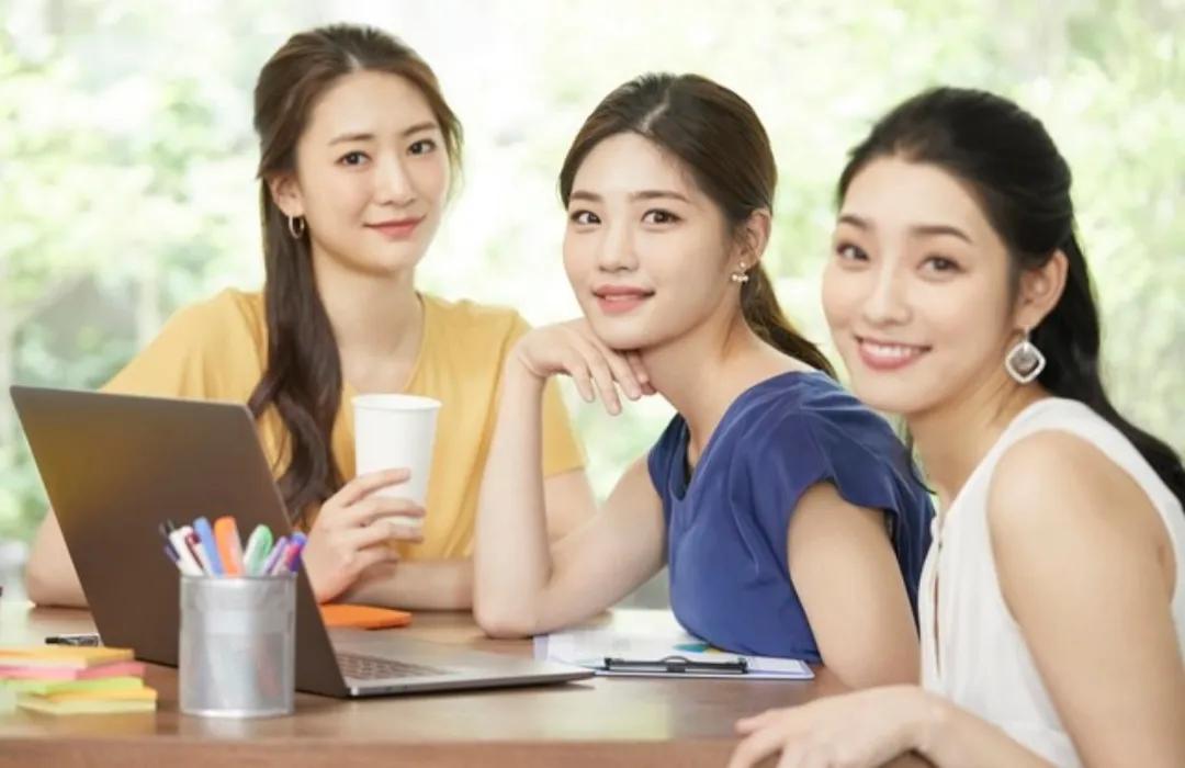 孩子的眼眸，本该盛满好奇与欢喜，装着星空、草木与无尽的想象，藏着对世界最本真的热
