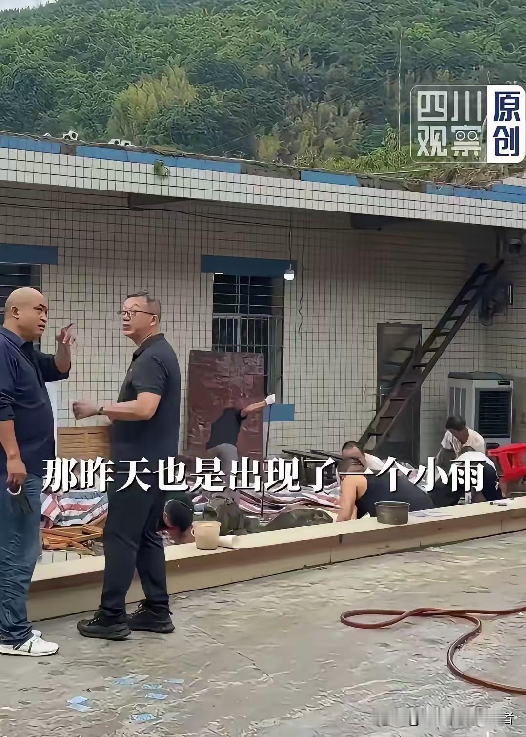 终于明白为啥升学宴女儿墙会塌了？

不是雨棚积水太多，

也不是女儿墙体太薄，而