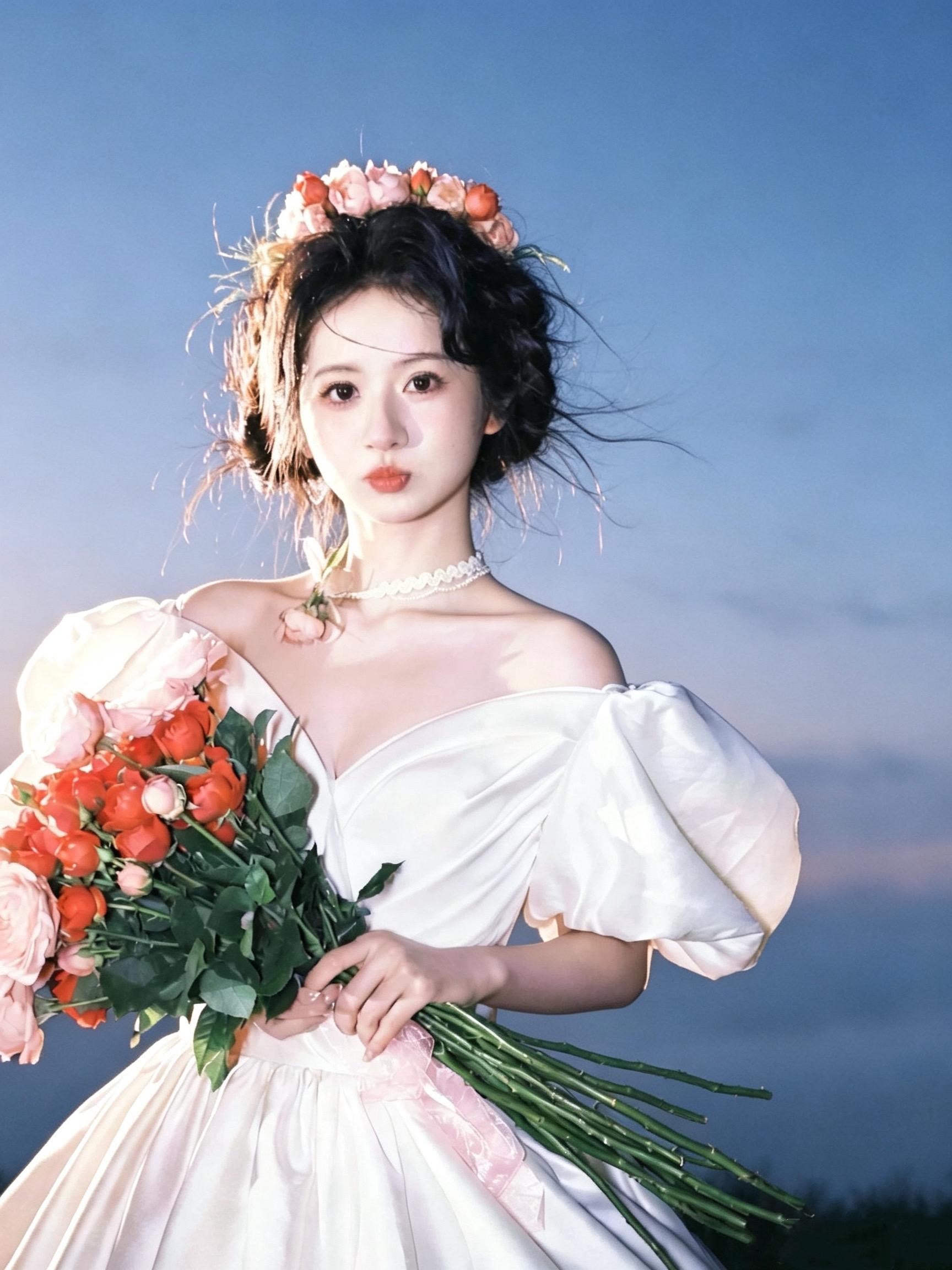 婚纱照选了妈妈当年同款的鲜花造型。
