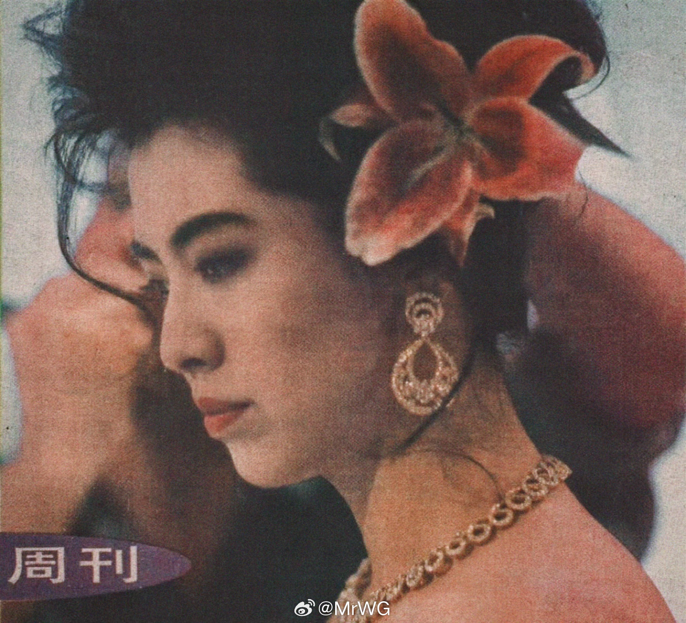 王祖贤[超话]独家扫描 簪一朵百合于浪漫发丝间，就是最柔媚撩人的港风美人——古希