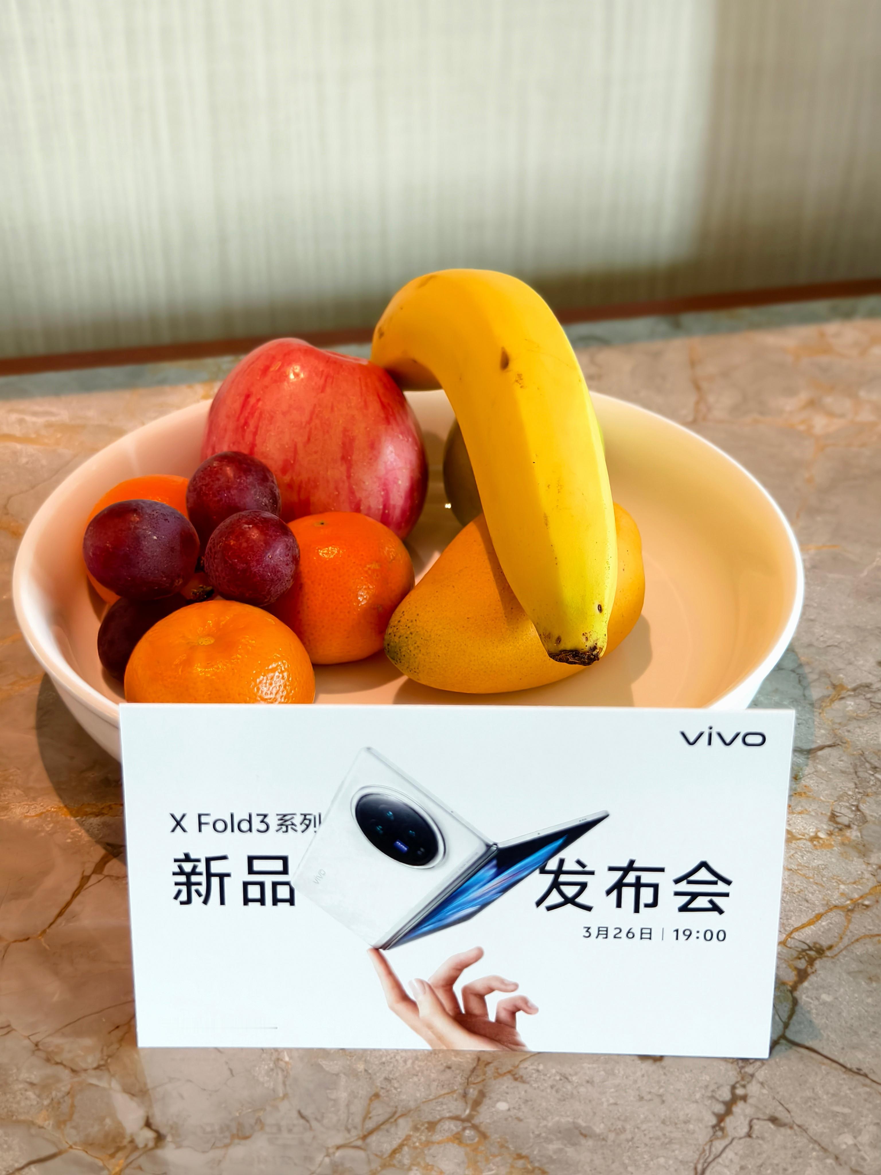 颠簸了差不多应该有一个小时到酒店了，果盘也都安排好了，黄浦江江景房忍不住拍了几张